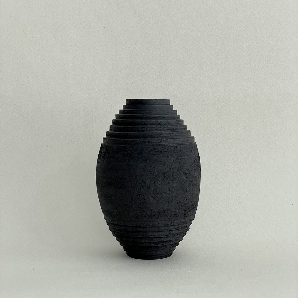 Petit vase Antipodes en grès noir chamotté – Laure Pollet