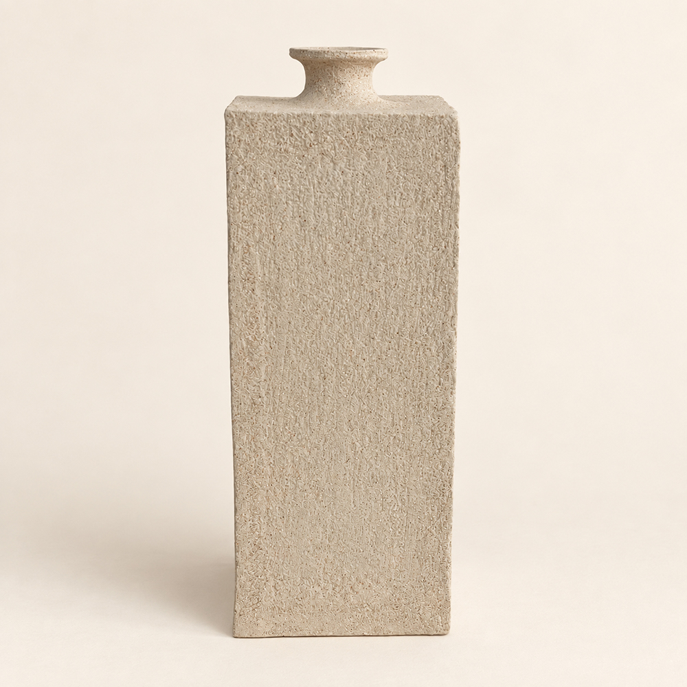 Grand vase rectangulaire Monolithe II en grès blanc crème – Laure Pollet