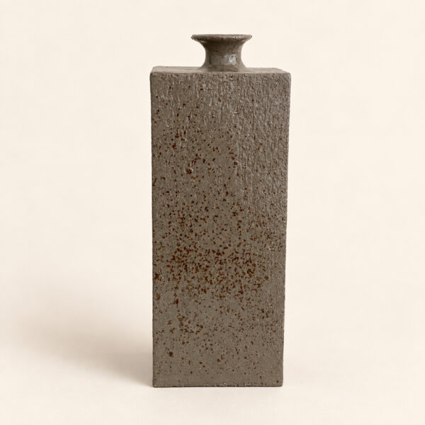 Grand vase Monolithe II en grès gris moucheté – Laure Pollet