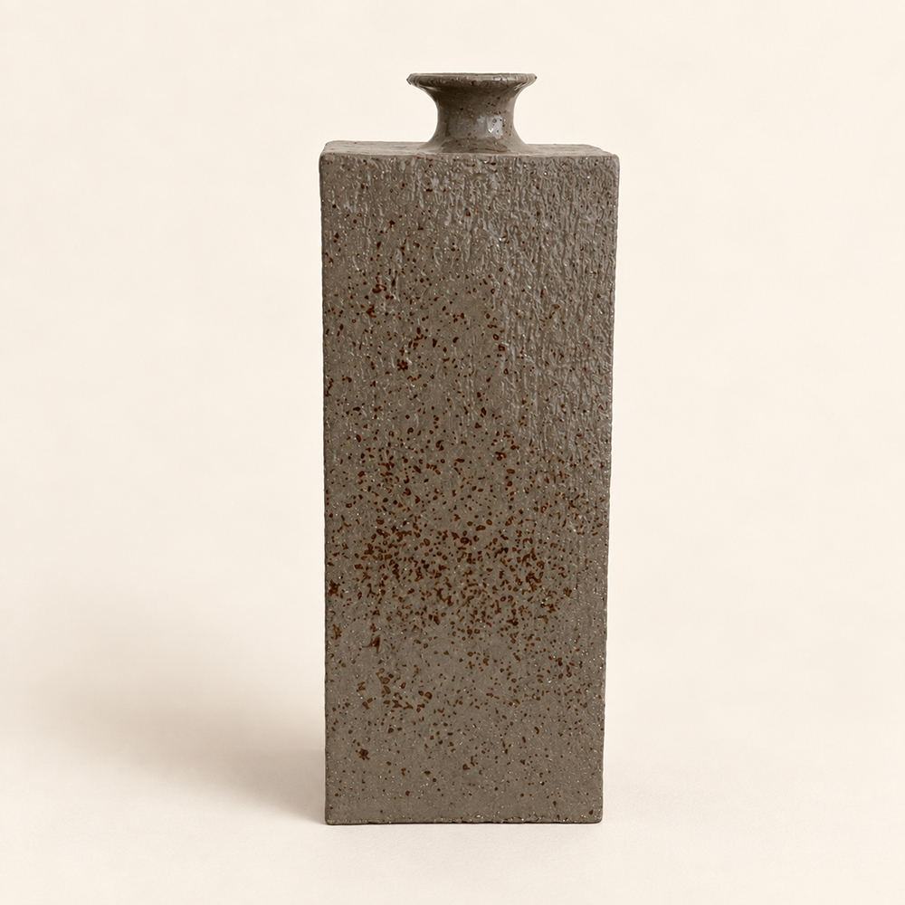 Grand vase Monolithe II en grès gris moucheté – Laure Pollet