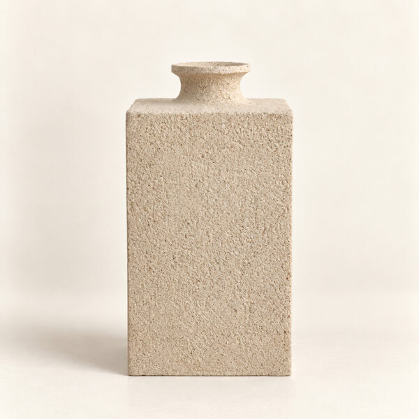Petit vase rectangulaire Monolithe I en grès blanc crème – Laure Pollet