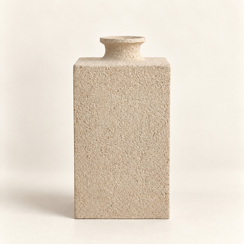 Petit vase rectangulaire Monolithe I en grès blanc crème – Laure Pollet
