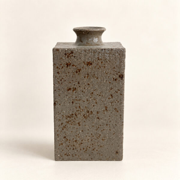 Petit vase Monolithe I en grès gris moucheté – Laure Pollet